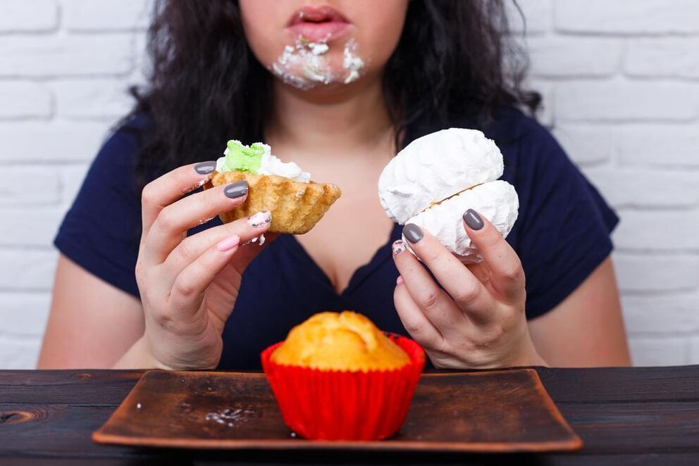 ülekaaluline naine sööb maiustusi